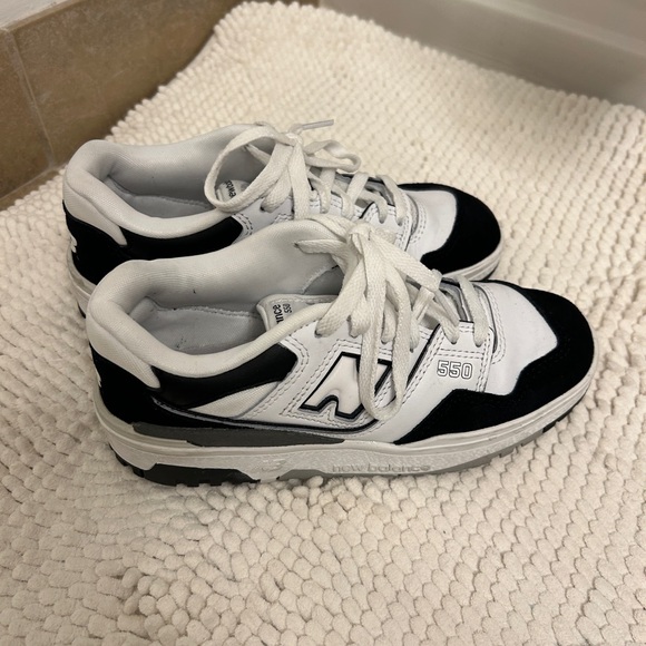 New Balance 550 White/Black Size 4 - Picture 2 of 5